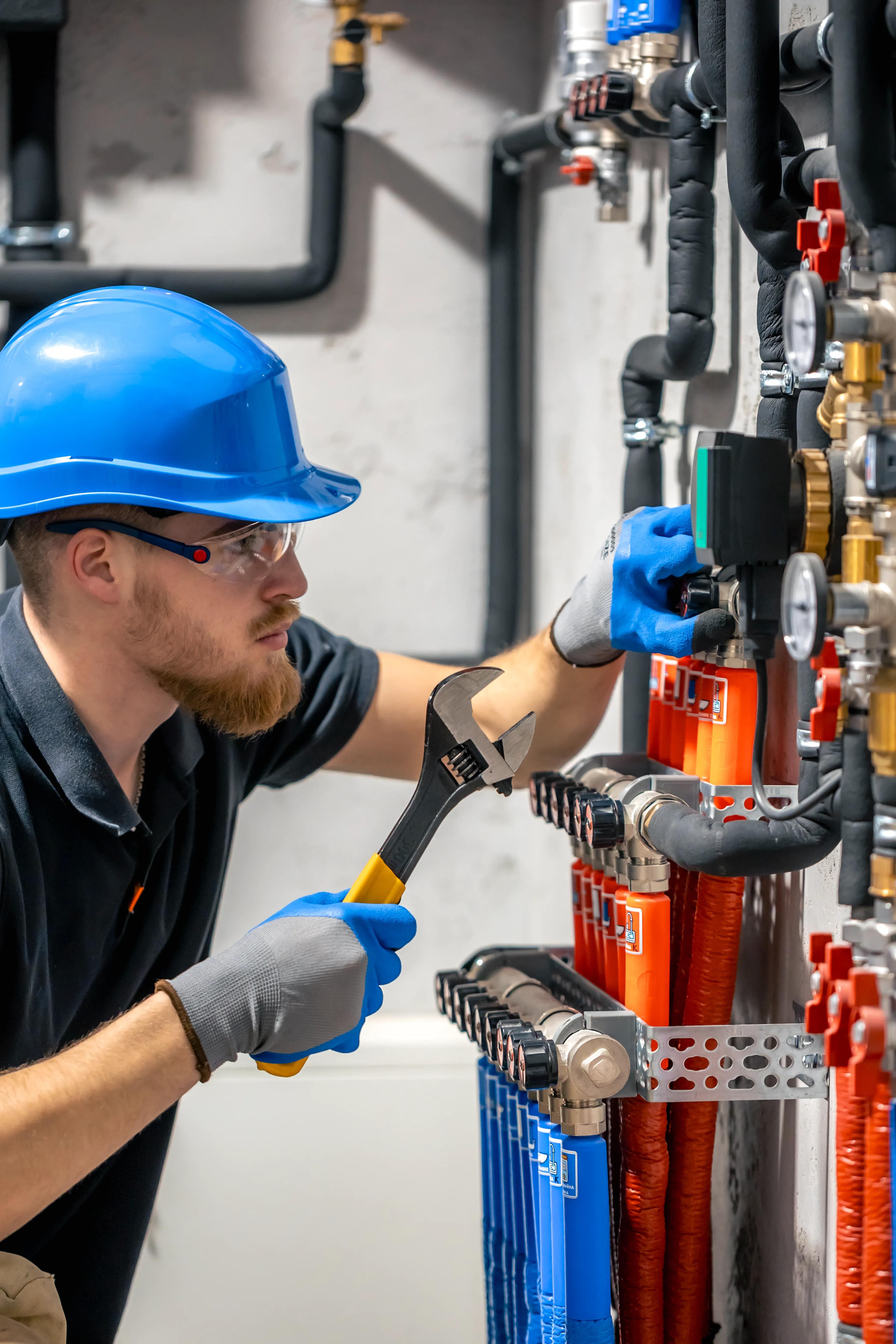 Hydraulik AquaFix podczas naprawy instalacji – profesjonalna usługa w Warszawie