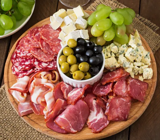 Antipasti – talerz włoskich wędlin i serów